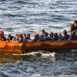 Båten fylt med migranter på sjøvei til Europa. Foto: AFP