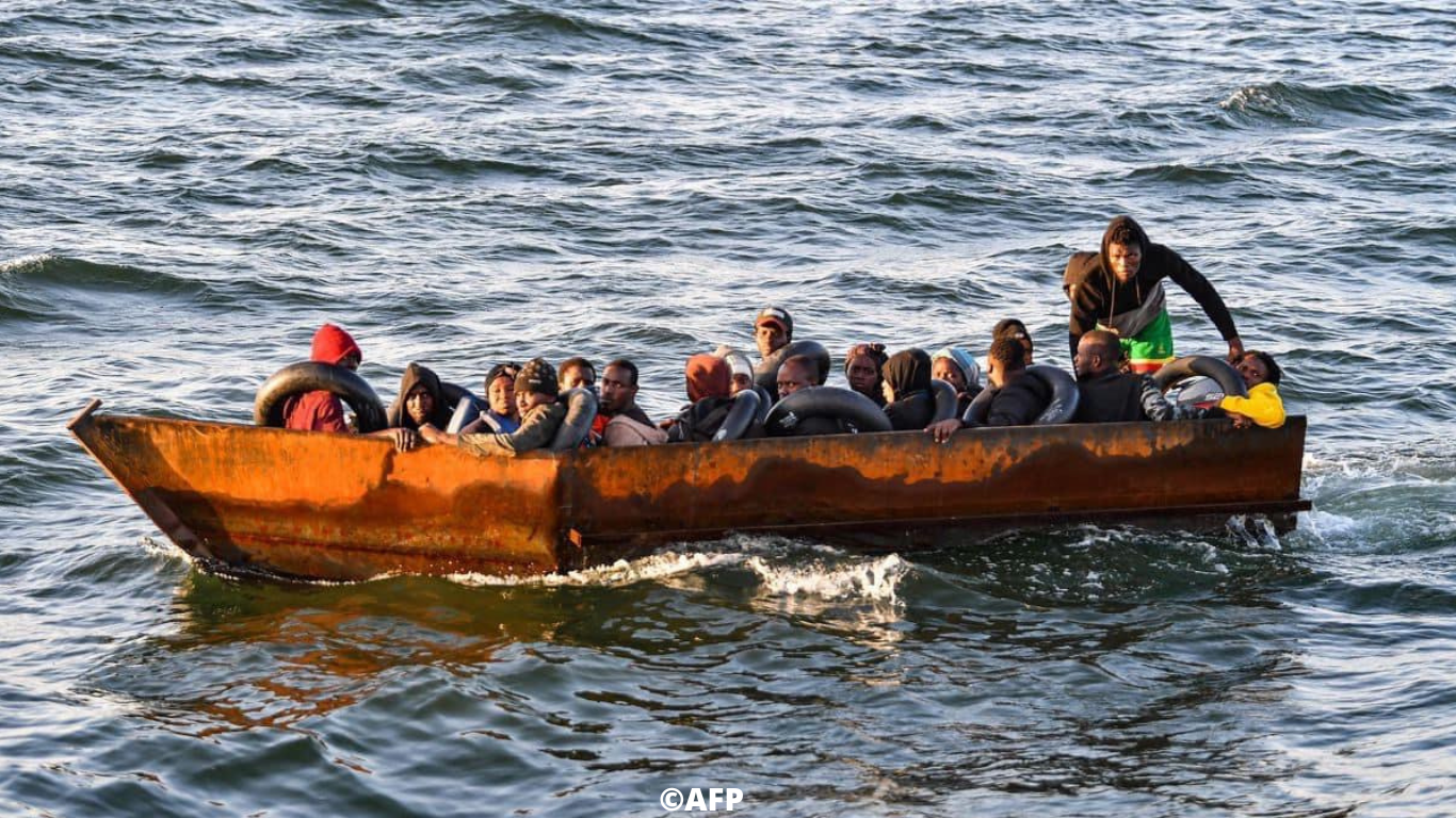 Båten fylt med migranter på sjøvei til Europa. Foto: AFP