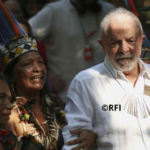 Lula Da Silva i Amazonas med urfolksledere. Foto: RFI