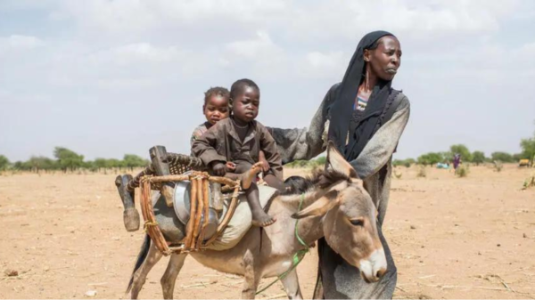 Kvinna med barna sine flykter fra Sudan. Sudan. Foto: UNHCR