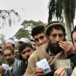 Afghanske flyktninger legger frem passene sine. Foto: Le Point