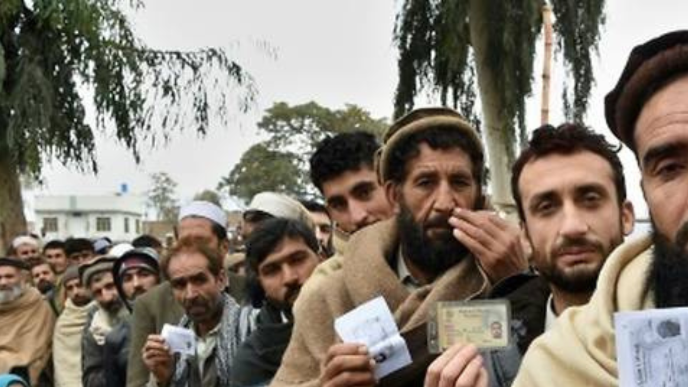 Afghanske flyktninger legger frem passene sine. Foto: Le Point