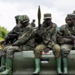 Opprørere av M23 på kjøretøyet. Foto: Associated Press