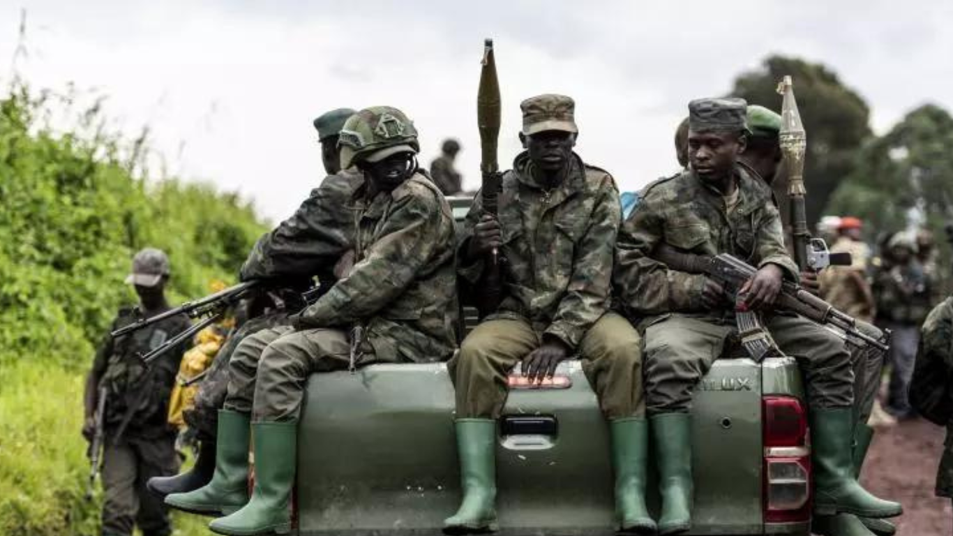 Opprørere av M23 på kjøretøyet. Foto: Associated Press