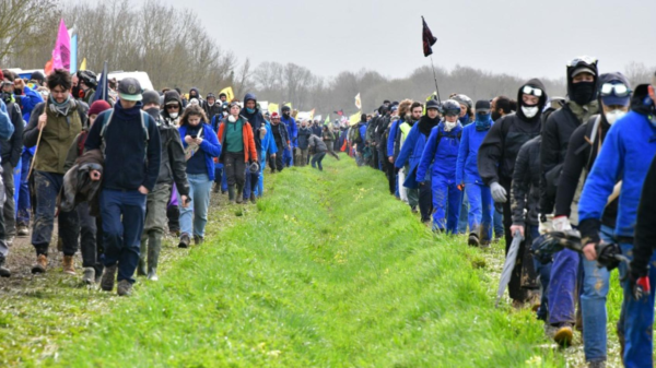 Soulèvements de la Terres aktivister som protester- Foto: AFP