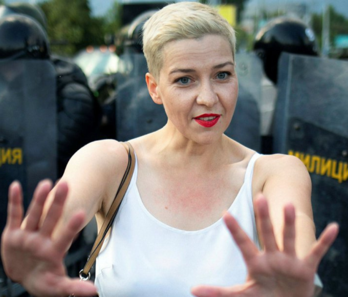 Maria Kalesnikava under protest ved politimenn. Foto: UN Watch