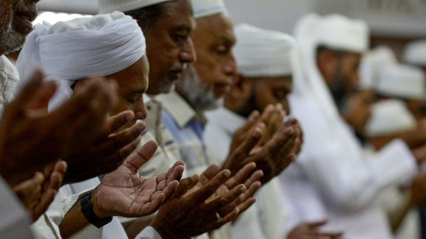 Muslimer i bønnen i Sri Lanka. Foto: AFP
