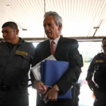 José Ruben Zamora omgitt av politiet. Foto: AFP