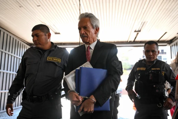 José Ruben Zamora omgitt av politiet. Foto: AFP