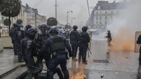 politivold i Frankrike. Foto: Associated Press