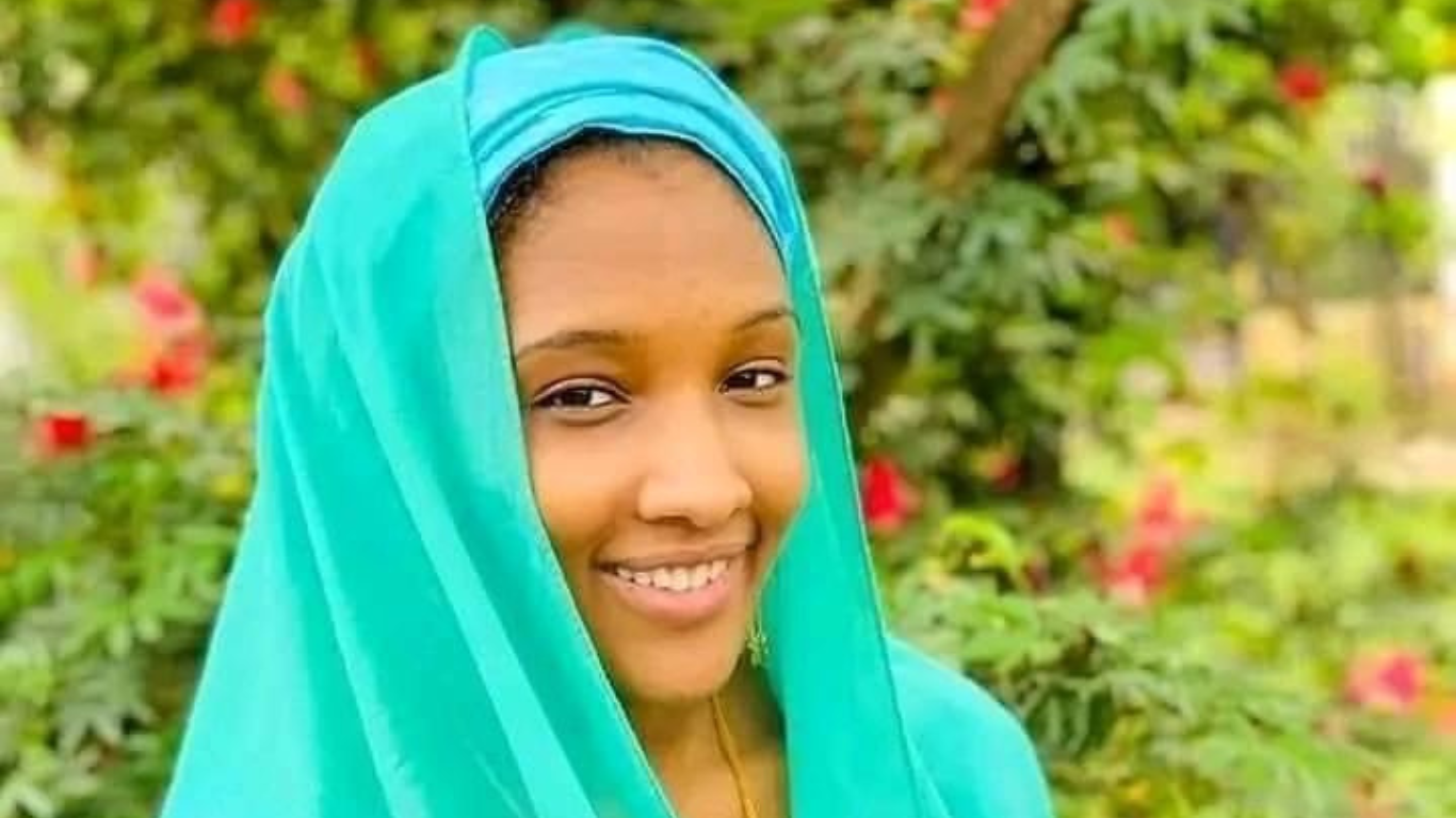 Marzouka Oummou Hani, den unge forfatteren som risikerer fengselet i Kamerun. Foto: Facebook