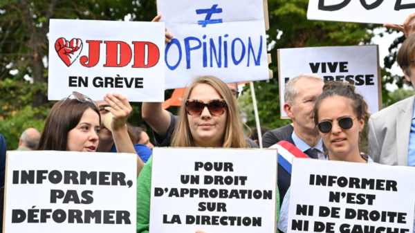 Journalister av Le Journal Du Dimanche streiker. Foto: Reportere Uten Grenser