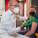 Legen vaksinerer en gutt i Tyskland. Photo: Tromsø