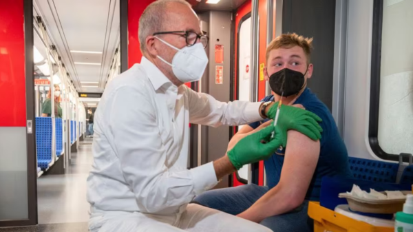 Legen vaksinerer en gutt i Tyskland. Photo: Tromsø