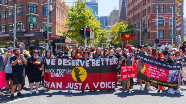 Demonstrasjonen i Australia 2.juli 2023 for urfolks rettigheter. Foto: AFP