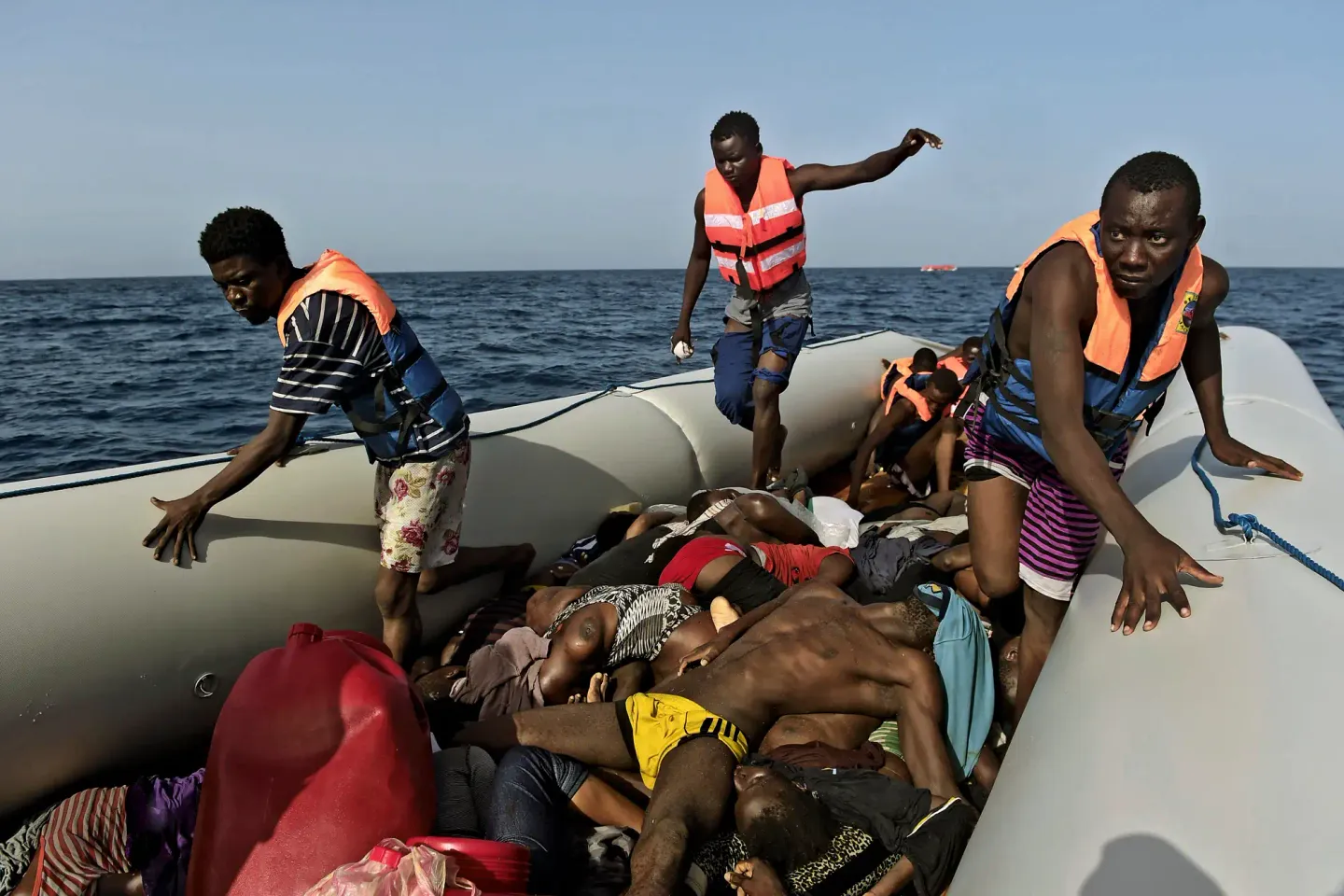 Båten fylt med afrikanske migranter. Foto: AFP
