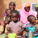 Barna står overfor hungersnød i Niger. Foto: Plan International