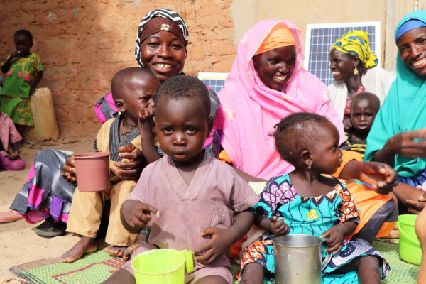Barna står overfor hungersnød i Niger. Foto: Plan International