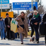 Ukrainere flykter fra Russlands angrep. Foto: AFP