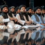 Talibaner sitter rundt bordet. Foto: Military times