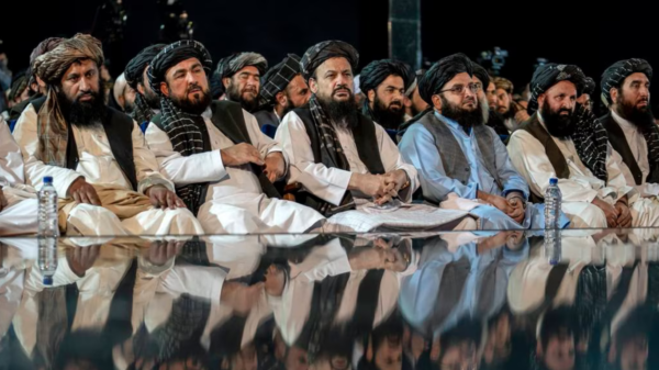 Talibaner sitter rundt bordet. Foto: Military times