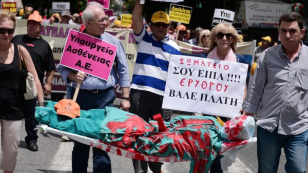 Leger protesterer i Hellas mot svakt helsevesenet. Foto: AFP