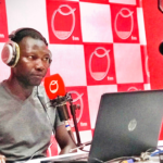 En Oméga FMs journalist som sender et program. Foto: Oméga Médias