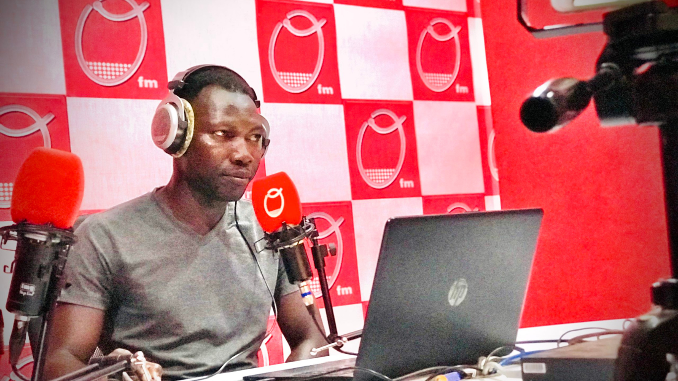 En Oméga FMs journalist som sender et program. Foto: Oméga Médias