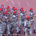 Eritreiske soldater under toget. Foto: Les Yeux du Monde (Verdens Øyer)