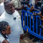 Den sittende presidenten Julius Maada Bio, under valgkamp i Sierra Leone. Foto: AFP