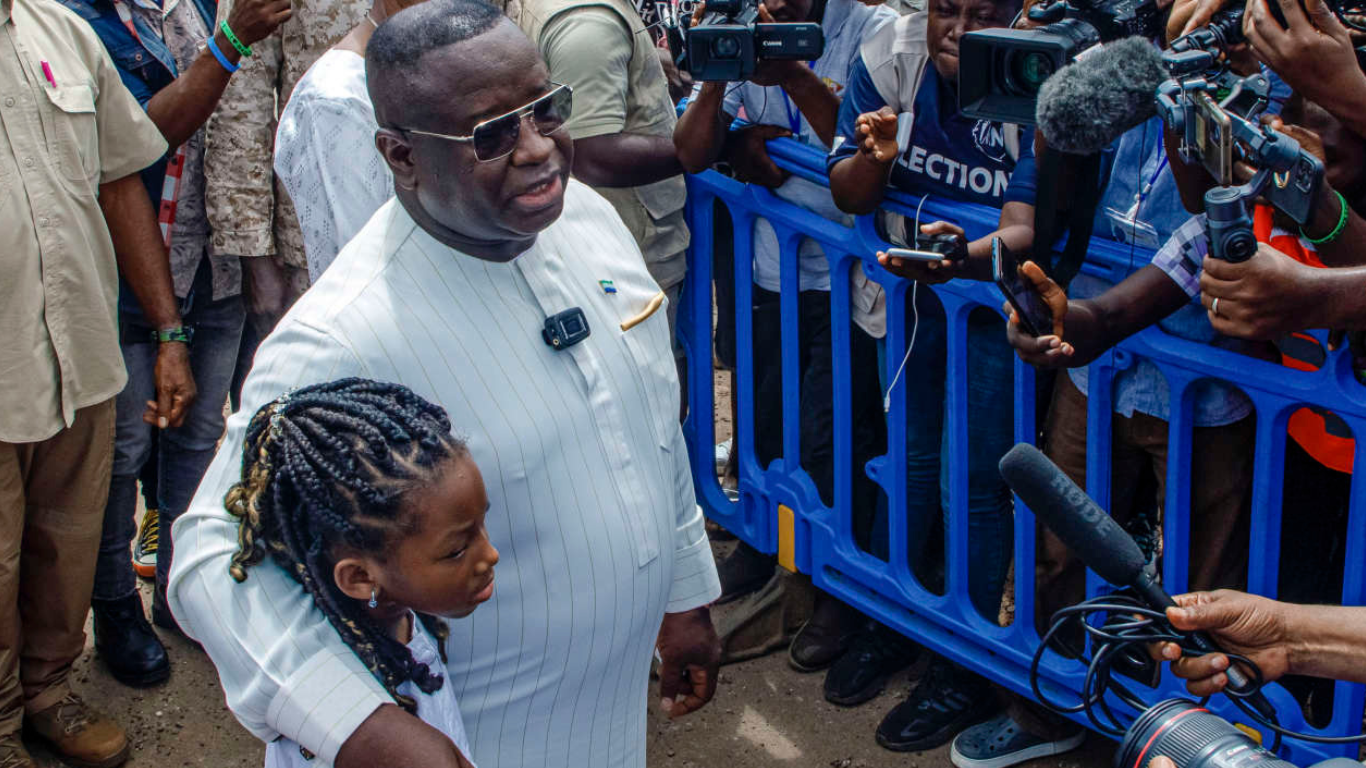 Den sittende presidenten Julius Maada Bio, under valgkamp i Sierra Leone. Foto: AFP