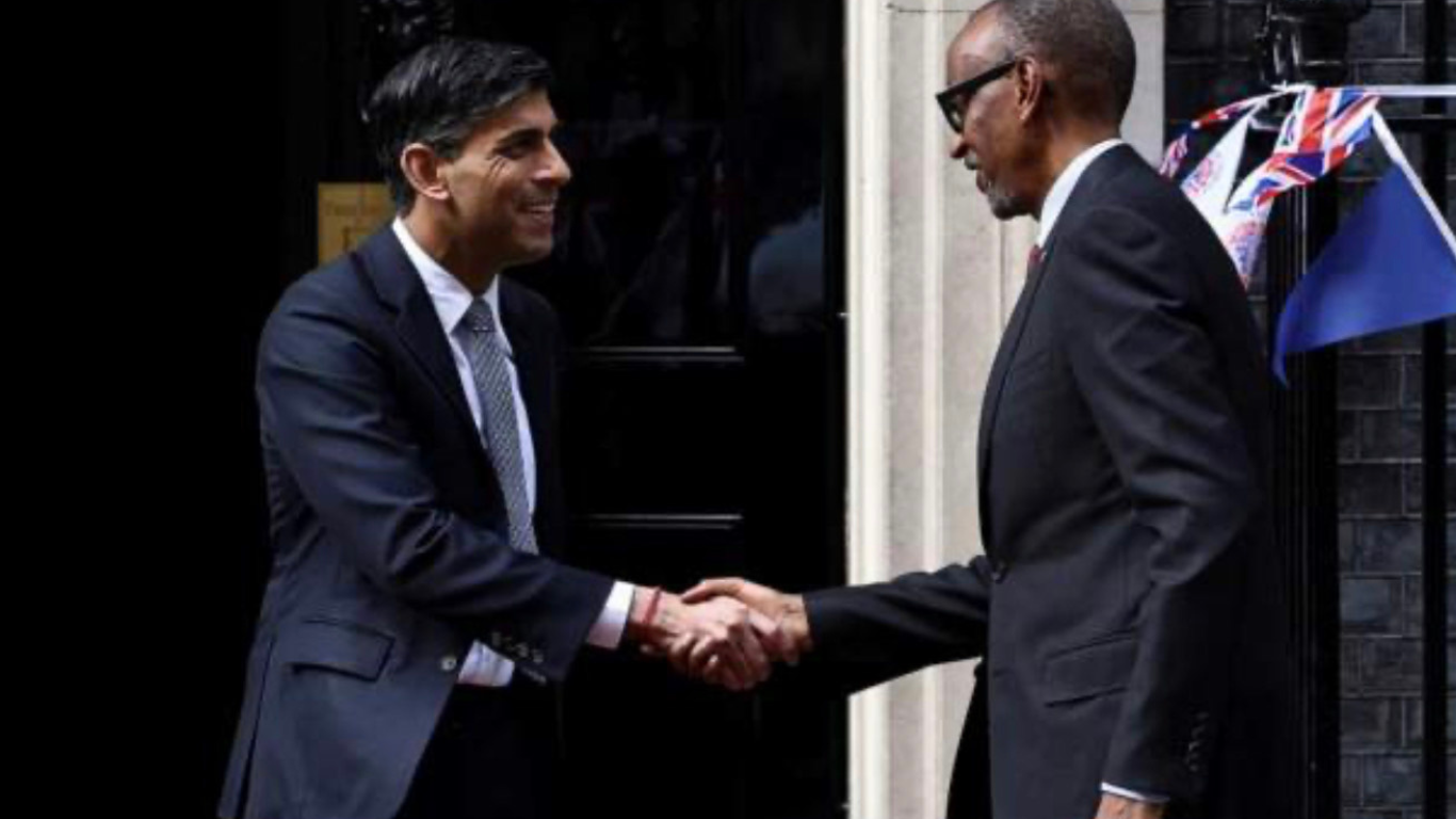 håndhilsing mellom Storbritannias statsminister Rishi Sunak og Rwandas president Paul Kagame
